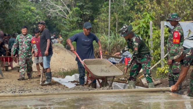 
					TNI dan Rakyat Menyatu, Jalan Linggang Amer Dibangun dengan Semangat Gotong Royong