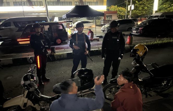 
					Patroli Dialogis Malam Hari, Satuan Penindak Perusuh Batalyon A Pelopor Satbrimob Polda Jabar Perkuat Keamanan di Sejumlah Titik Strategis