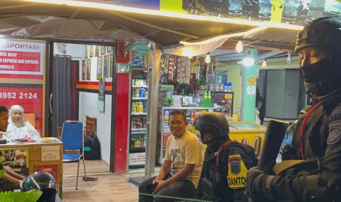 
					Patroli Malam di Wilayah Cikampek dan Cikopo, Tim Patroli Kompi 3 Batalyon C Pelopor Pastikan Situasi Kamtibmas Kab. Karawang Kondusif
