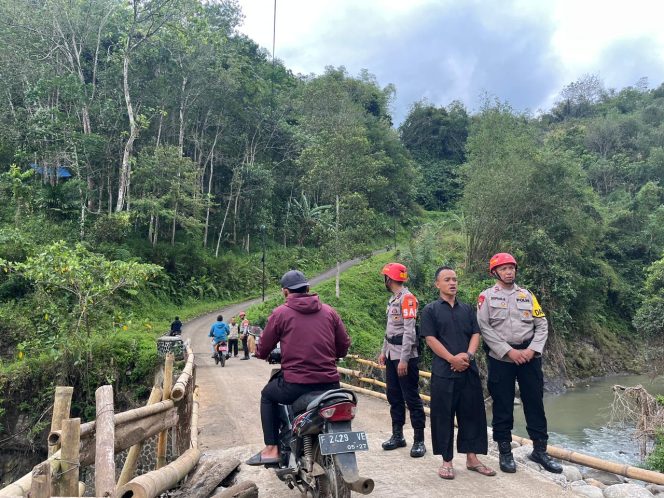 
					Tim SAR Batalyon B Pelopor Satbrimob Polda Jabar Tinjau Jembatan Sukamaju yang Telah Kembali Beroperasi