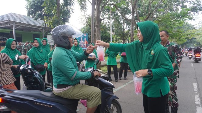 
					Ramadhan, Dandim dan Persit Berbagi Takjil untuk Warga Tigaraksa