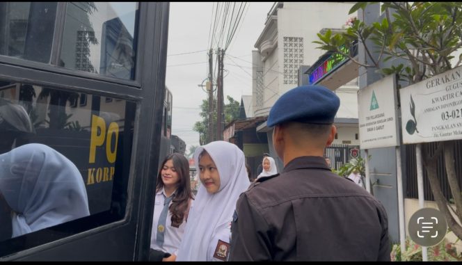 
					Brimob Sahabat Pelajar : Aksi Nyata Kepedulian Brimob Garut Antar Siswa SMAN 6 dengan Transportasi Gratis