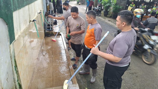 
					Di Sela Pelayanan, Sat Lantas Polres Tangerang Selatan Gelar Bang Jasri Bersihkan Musholla