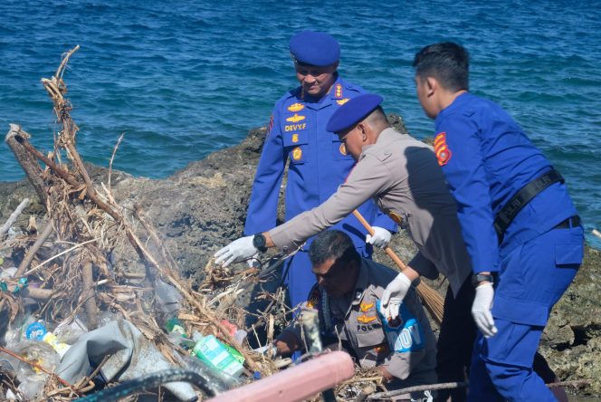 
					Direktorat Polairud Polda Gorontalo Gelar Aksi Bersih Pantai dalam Program Indonesia Asri di Desa Olele