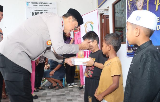 
					Kapolda Kalteng Berbagi Takjil dan Buka Bersama Anak Panti Asuhan, Wujud Kepedulian di Bulan Ramadan