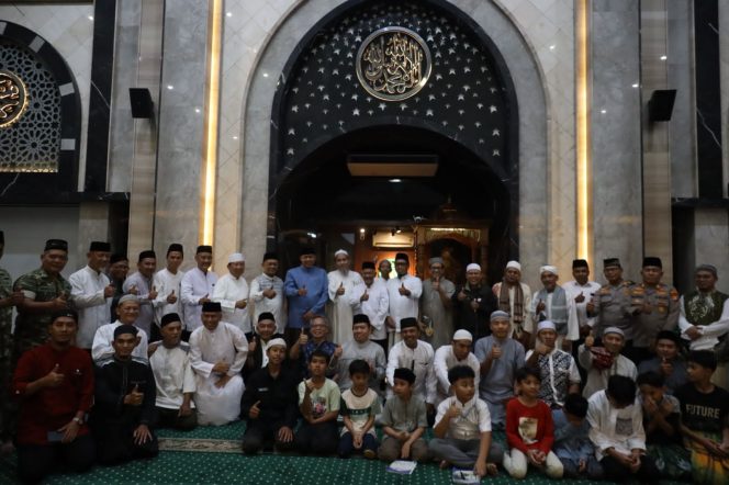 
					Wali Kota Bekasi Hadiri Tarawih Keliling di Masjid Al A’raaf, Sampaikan Komitmen Kebersihan, Sampah, dan Layanan Kesehatan