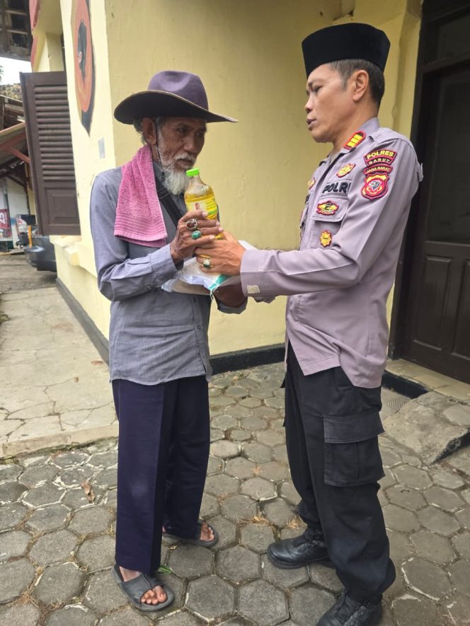 
					Ramadhan Penuh Berkah, Polsek Cibatu Bagikan 100 Paket Sembako untuk Dhuafa dan Anak Yatim