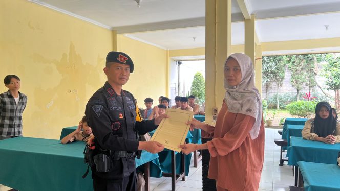 
					Brimob Jabar Tebar Berkah Ramadan, Santuni Anak Yatim di Garut