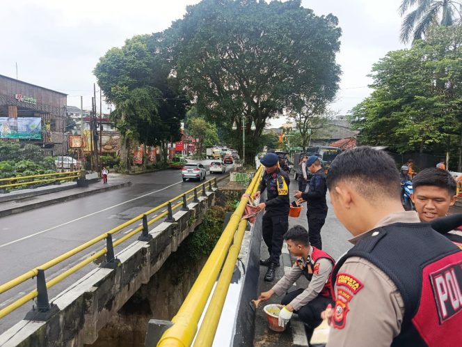 
					Brimob Jabar Turun Tangan : Dua Jembatan di Kota Bogor Diperbaiki Demi Kenyamanan Warga
