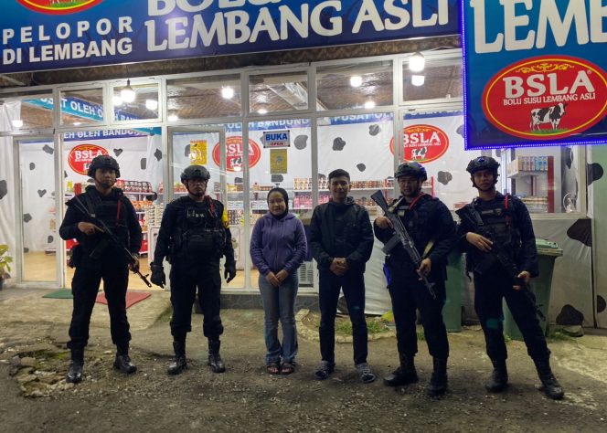 
					Patroli Jumat Malam Brimob Jabar di Lembang, Pastikan Situasi Tetap Aman dan Kondusif