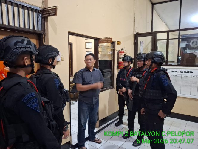 
					Patroli Jumat Malam Brimob Jabar di Cirebon, Jaga Keamanan Masyarakat Selama Ramadan