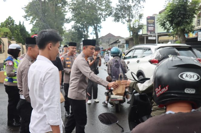 
					Polres Garut Bersama Mahasiswa Cipayung dan BEM Bagikan Takjil Gratis, Perkuat Sinergi di Bulan Ramadan