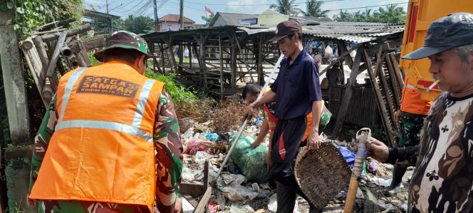
					Sangat Peduli Lingkungan, Satgas Sampah Bersihkan Jalan Balaraja – Kronjo