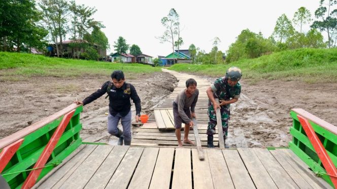 
					Aksi Nyata Satgas TMMD, Bantu Warga Dorong Kapal Penyeberangan