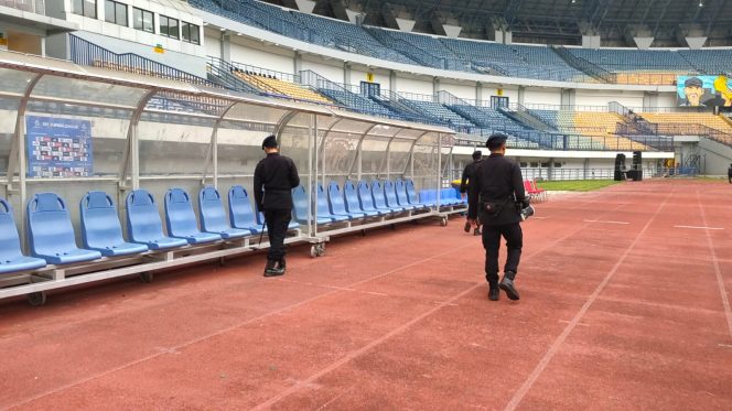 
					Detasemen Gegana Satbrimob Polda Jabar Sterilisasi Stadion GBLA pada Laga Persib VS Persik Kediri