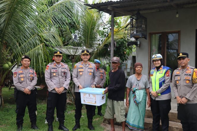 
					Wujud Kepedulian di Bulan Ramadan, Kapolres Ketapang Salurkan Bantuan Sembako bagi Lansia di Kecamatan Delta Pawan
