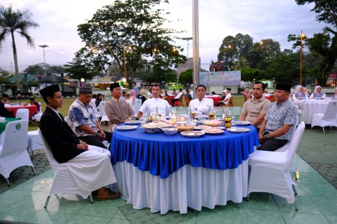 
					Momentum Ramadhan, Danrem 091/ASN Buka Puasa Bersama Prajurit dan Persit Kodim 0912/Kubar