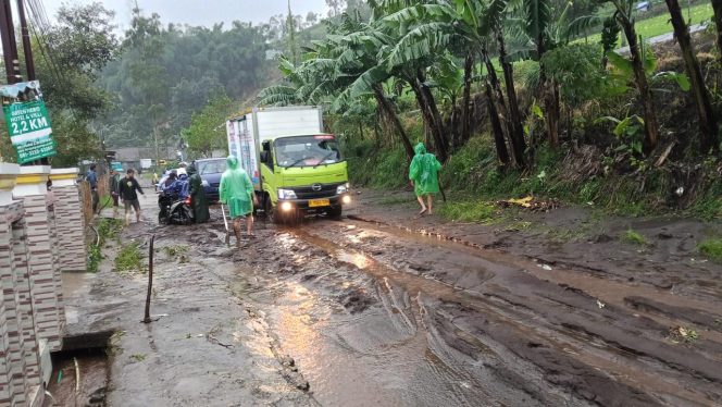 
					Polsek Pasirwangi dan Unsur Forkopimcam Sigap Tanggapi Bencana Hidrometeorologi