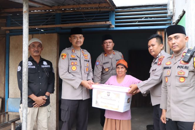 
					Kapolres Ketapang Bersama Jajaran Salurkan Bantuan Sosial Sembako bagi Lansia di Kelurahan Tengah