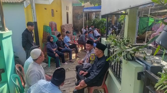 
					Bhabinkamtibmas Rawabuntu Laksanakan Takziah dan Sampaikan Pesan Kamtibmas kepada Warga