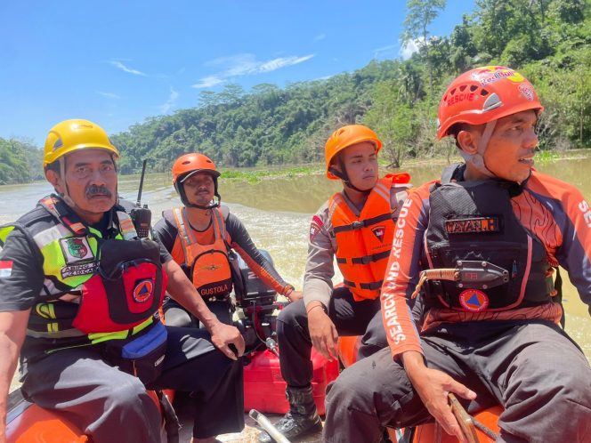 
					Sigap Menyisir Sungai Citanduy, Tim SAR Brimob Jabar Lakukan Pencarian Korban Hilang di Garut