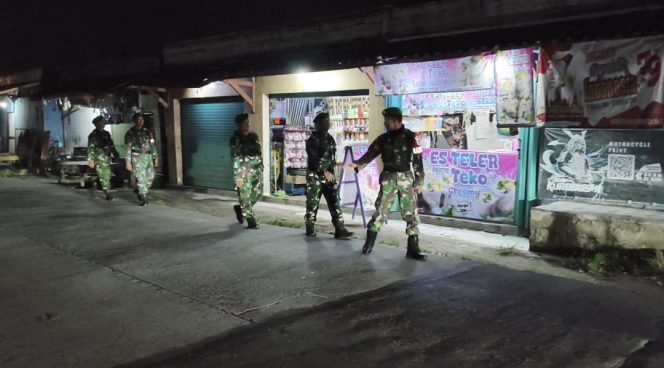 
					Amankan Wilayah Pesisir Kabupaten Tangerang Koramil 09/Mauk Patroli Siskamling