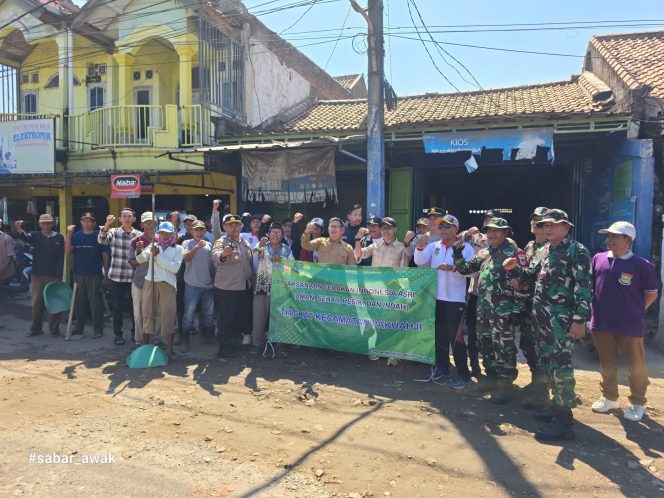 
					Jalan Berlobang Jadi Mulus, Babinsa Koramil Ikut Laksanakan Program Asri