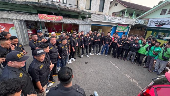 
					Bang Jack Turun Langsung, Baja Fight Club Garut Banjiri Jalanan Bagikan Ratusan Takjil Gratis