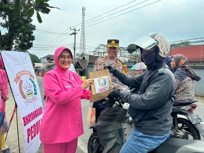 
					Tebar Kebaikan di Bulan Ramadhan, Polsek Banyuresmi dan Bhayangkari Bagikan Takjil untuk Masyarakat