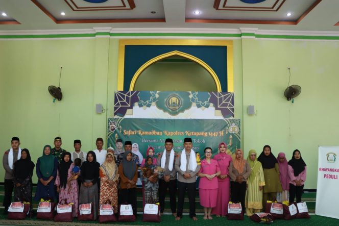 
					Safari Ramadhan, Kapolres Ketapang Bersama PJU dan Bhayangkari Silaturahmi dengan Warga Desa Mekar Utama