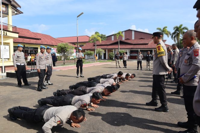 
					Kapolres Ketapang Tegakkan Disiplin Personel Melalui Gaktiplin dan Pemeriksaan Sikap Tampang