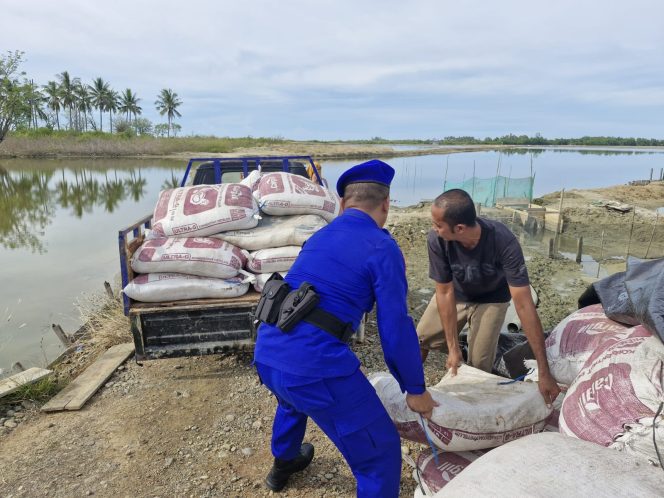 
					POLAIRUD POLDA GORONTALO HADIR SEBAGAI POLISI PENOLONG, BANTU PETANI TAMBAK DI PESISIR POPAYATO