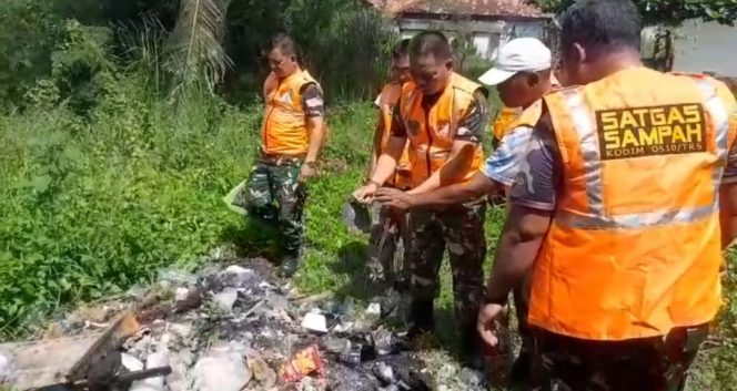 
					Gerakan Cepat Satgas Kodim 0510/Trs Bersihkan Tumpukan Sampah di Mekar Baru