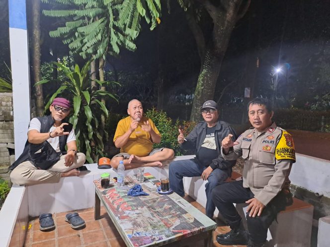 
					Patroli KRYD dan Sambang Pos Kamling, Bhabinkamtibmas Benda Baru Perkuat Cooling System di Pemukiman Warga*  TANGSEL – Polsek Pamulang melaksanakan Kegiatan Rutin Yang Ditingkatkan (KRYD) berupa sambang atau Door to Door System (DDS), cooling system, strong point serta pengecekan Pos Kamling Terpadu di wilayah hukum Polsek Pamulang. Kegiatan tersebut dilaksanakan pada Senin malam, 16 Maret 2025 sekitar pukul 23.30 WIB di kawasan Perumahan Alam Asri 3 RW 21, Kelurahan Benda Baru, Kecamatan Pamulang, Kota Tangerang Selatan.  Kegiatan ini dilaksanakan oleh Bhabinkamtibmas Kelurahan Benda Baru, Aiptu Iwan Setio Budi yang melakukan patroli dialogis di pemukiman warga guna mengantisipasi potensi gangguan kamtibmas serta tindak kejahatan 3C (Curat, Curas dan Curanmor). Kehadiran polisi di tengah masyarakat diharapkan mampu memberikan rasa aman sekaligus memperkuat komunikasi antara kepolisian dan warga.  Dalam kegiatan sambang dan cooling system tersebut, Aiptu Iwan Setio Budi juga berdialog dengan salah satu tokoh masyarakat setempat, Bapak Jamil. Pada kesempatan itu, Bhabinkamtibmas mengajak masyarakat untuk turut berperan aktif menjaga stabilitas keamanan lingkungan serta meningkatkan kewaspadaan terhadap potensi gangguan keamanan di wilayah pemukiman.  Selain itu, warga juga diimbau agar segera melaporkan kepada Bhabinkamtibmas maupun Polsek Pamulang apabila menemukan kejadian menonjol atau hal-hal yang berpotensi menimbulkan gangguan kamtibmas. Dengan sinergi antara kepolisian dan masyarakat, diharapkan situasi wilayah Pamulang khususnya di Kelurahan Benda Baru dapat terus terjaga dalam keadaan aman, nyaman, dan kondusif
