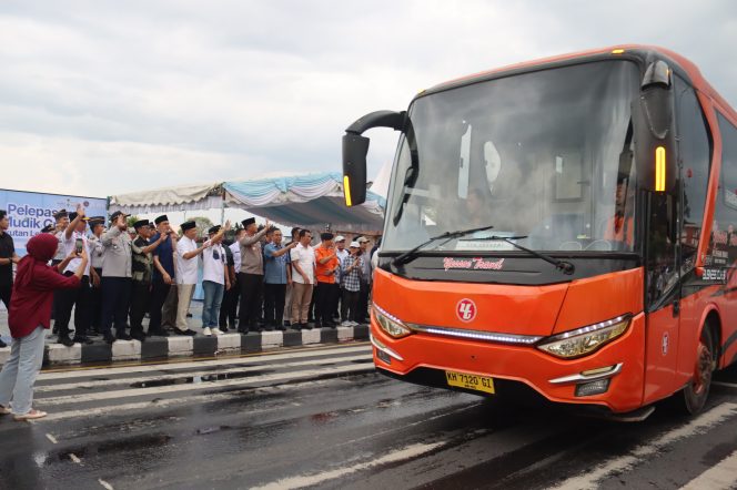 
					Bersama Gubernur dan Forkopimda, Kapolda Kalteng Lepas 626 Pemudik Tujuan Banjarmasin, Sampit dan Muara Teweh