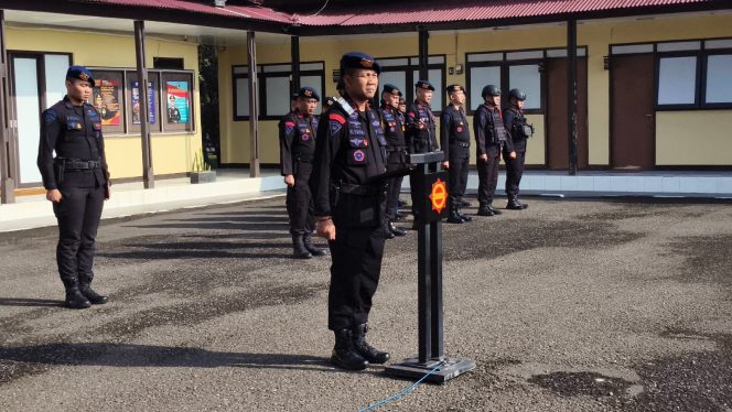 
					Siaga Penuh Jelang Lebaran, Wadansat Brimob Polda Jabar Pimpin Apel Gabungan di Sumedang