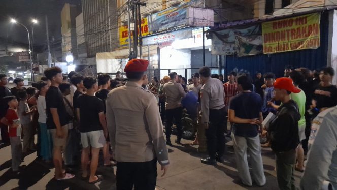 
					Polsek Ciputat Timur Tertibkan Massa Pembangun Sahur di Depan Apartemen Green Lake City