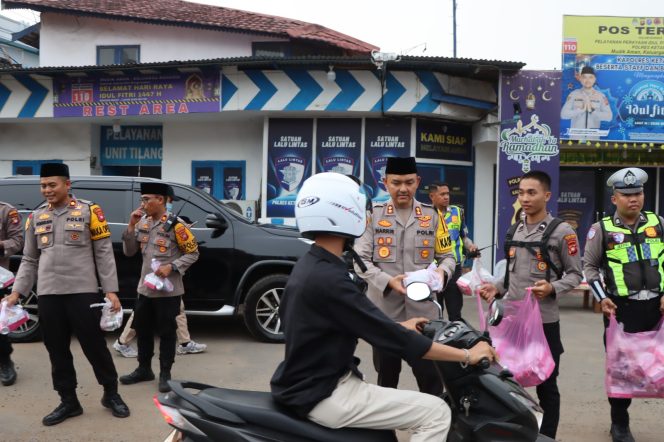 
					Kapolres Ketapang Bersama Pejabat Utama Bagikan Takjil Gratis kepada Pengendara