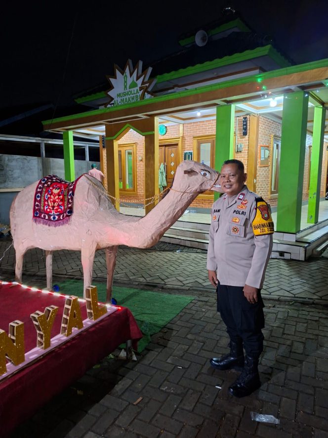 
					Bhabinkamtibmas Cisauk Pantau Takbir Keliling, Pastikan Keamanan dan Ketertiban