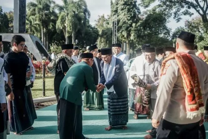 
					Gelar Sholat Ied Bersama Ribuan Warga Ciamis, Bupati Herdiat Sunarya Ajak Tingkatkan Persatuan Dan Rasa Kepedulian Kepada Sesama.