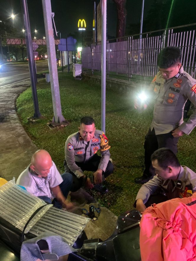 
					Polsek Pagedangan Sigap Bantu Pemudik Motor Kempes di Pos Pam Tl.Epicon Perjalanan Keluarga Asal Bandung Kembali Lancar