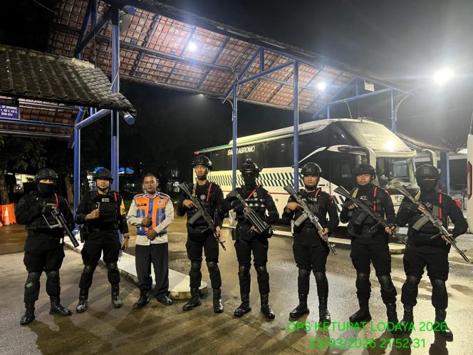 
					Patroli Malam Brimob Jabar di Cirebon : Sigap Jaga Kondusifitas Jelang Idul Fitri 1447 H