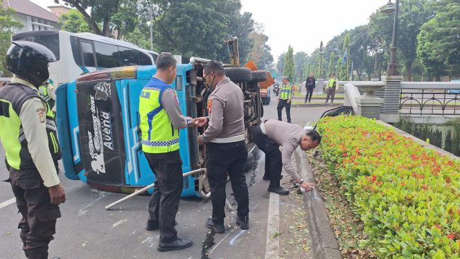 
					Gerak Cepat Satlantas Polres Tangsel Evakuasi Kecelakaan Mini Bus di BSD