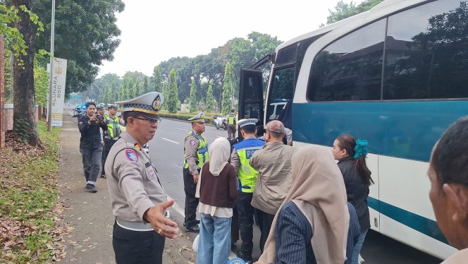 
					Satlantas Polres Tangsel Antar Korban Laka Lantas Hingga ke Rumah