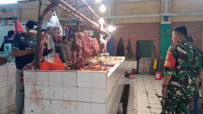 
					Babinsa Koramil 14/Panongan Lakukan Pemantauan Harga Sembako, Stok Aman dan Kamtibmas Terjaga