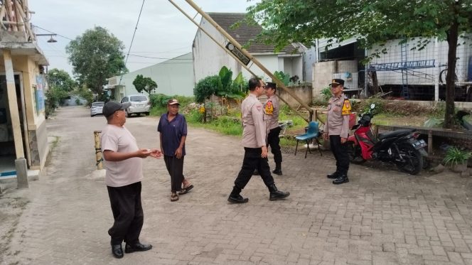 
					Patroli Jalan Kaki KRYD Polsek Legok, Hadirkan Rasa Aman di Tengah Libur Lebaran