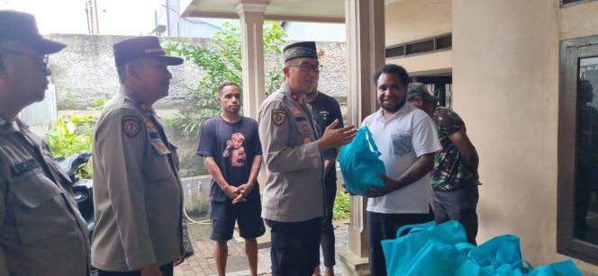 
					Polsek Ciputat Timur Salurkan Sembako untuk Mahasiswa Papua yang Tidak Mudik