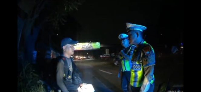 
					Humanis di Arus Balik, Polantas Tangsel Bantu Pemudik Kehabisan Ongkos Hingga Tiba di Rumah