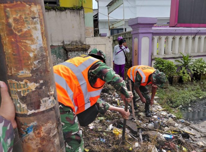 
					Satgas Sampah Kodim 0510/Trs Bersihkan Kali Cikupa, Warga Turut Aktif