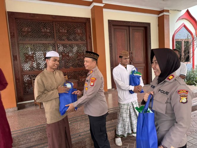 
					Kapolsek Kelapa Dua Berikan Bantuan Sembako kepada Mahasiswa